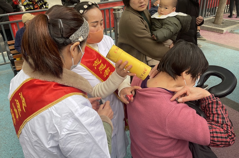 01人民日报义诊现场03.jpg